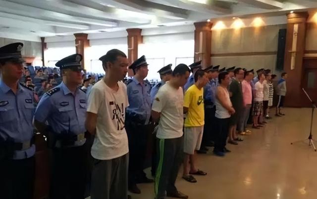 郑州“皇家一号”，被百名武警围剿，女公关装满15车！